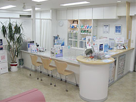 メニコン福山店内