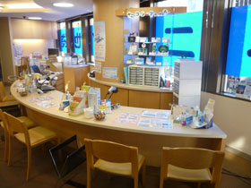 メニコン池袋店内