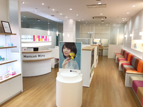 メニコン熊本店内