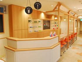 メニコン町田店内