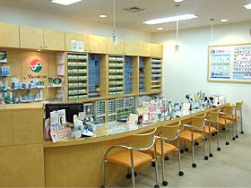 メニコン名古屋 金山店内