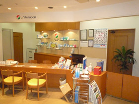 メニコン仙台店内