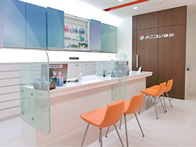 メニコン静岡店内
