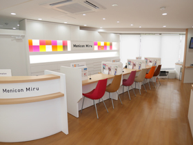 メニコン高槻店内