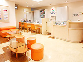 メニコン横浜店内