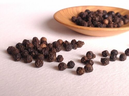 under_aroma_essential-oil_black-pepper.jpg