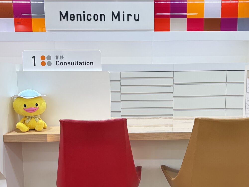 Menicon Miru津田沼店の相談カウンター。初めてコンタクトレンズを作る方向けの相談受付スペース