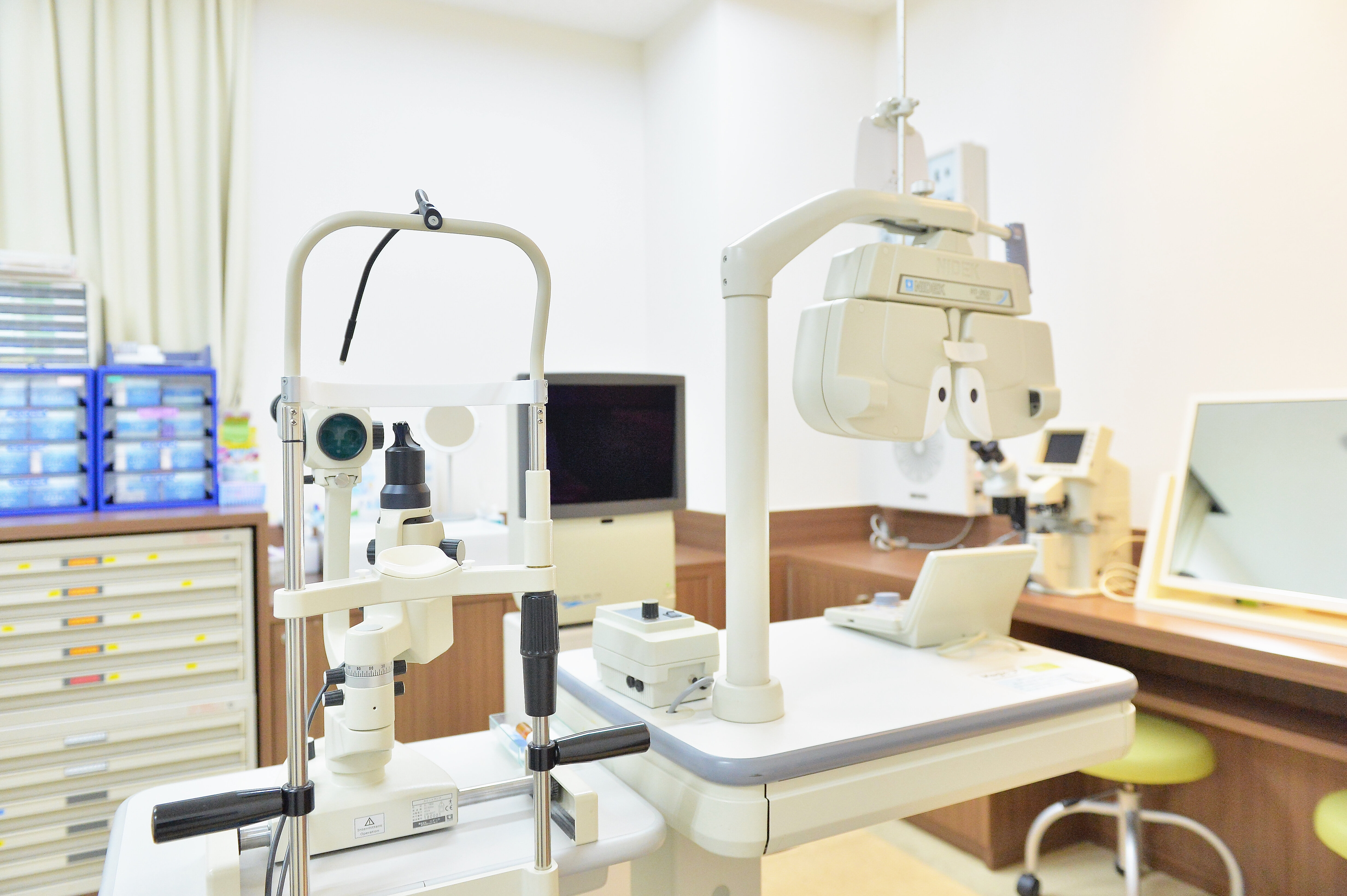 同ビル5階の岩瀬眼科クリニックの検査室。視力測定や装用チェックを受けられる清潔な室内